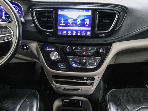 Used 2019 Chrysler Pacifica Limited w/ Advanced Safetytec Group FWD image 15