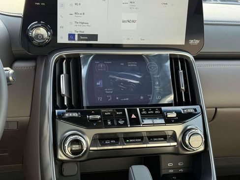 Used 2026 Lexus LX 700h Luxury image 15