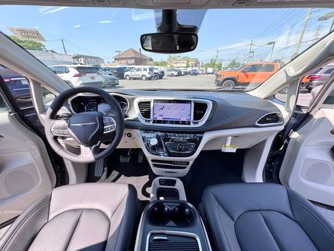 Used 2023 Chrysler Pacifica Touring-L FWD image 10