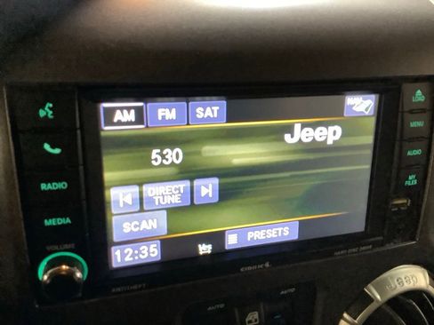 Used 2018 Jeep Wrangler Unlimited Rubicon w/ Connectivity Group AWD/4WD image 35