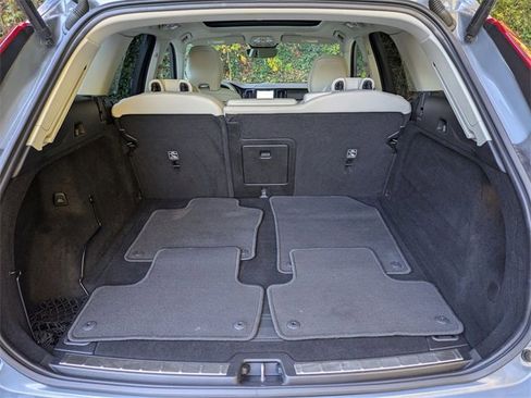 Certified 2022 Volvo XC60 B5 Momentum w/ Advanced Package image 30