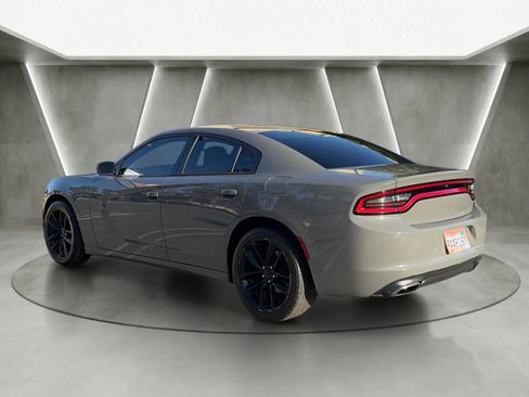 Used 2017 Dodge Charger SE RWD image 5