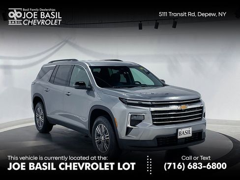Used 2026 Chevrolet Traverse LT image 1