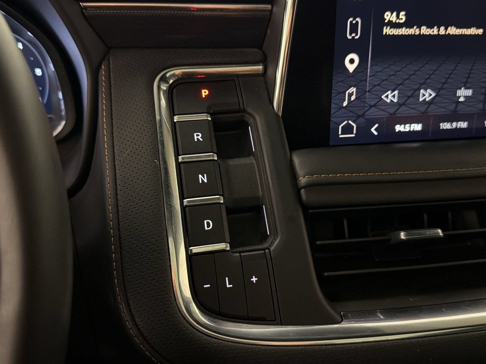 Used 2024 GMC Yukon AT4 w/ AT4 Premium Package AWD/4WD image 18