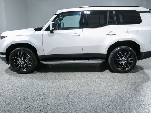 Used 2025 Lexus GX 550 w/ Accessory Package (2T) AWD/4WD image 10