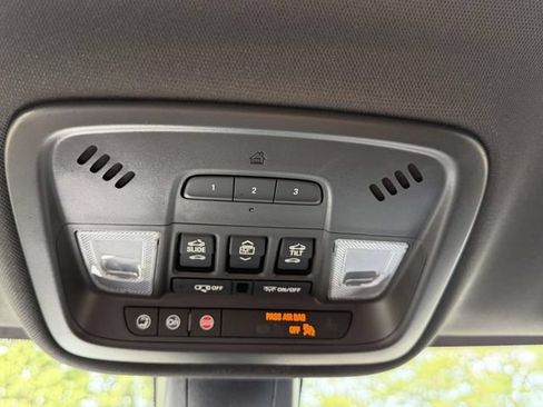 Used 2023 Chevrolet Traverse LT w/ LT Premium Package AWD/4WD image 35