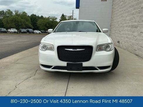 Used 2019 Chrysler 300 Touring w/ Quick Order Package 2EF RWD image 8