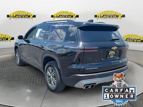 Used 2025 Chevrolet Traverse LT FWD image 3