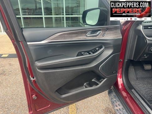 Used 2022 Jeep Grand Cherokee Overland w/ Luxury Tech Group IV image 11