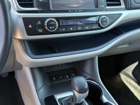 Used 2019 Toyota Highlander XLE AWD/4WD image 20