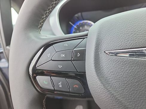 Used 2025 Chrysler Pacifica Limited FWD image 19