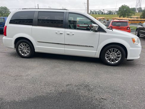 Used 2014 Chrysler Town & Country Touring-L FWD image 5
