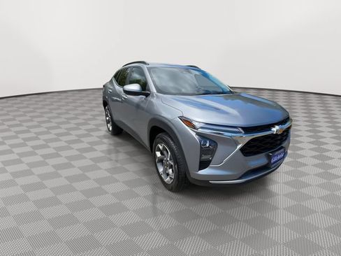 Used 2025 Chevrolet Trax LT FWD image 2