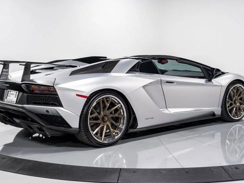 Used 2018 Lamborghini Aventador S image 4
