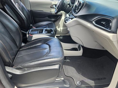 Used 2017 Chrysler Pacifica Touring-L FWD image 27
