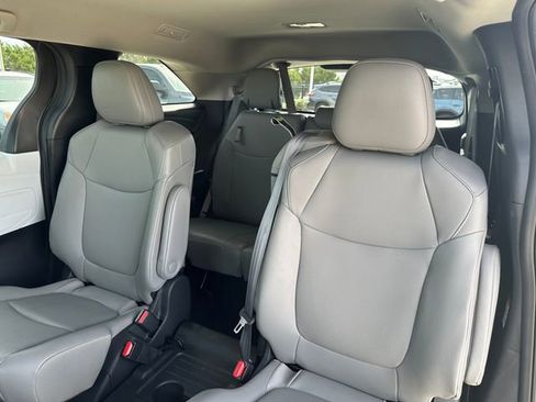 Used 2025 Toyota Sienna XLE image 29