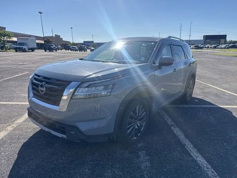 Used 2023 Nissan Pathfinder SL AWD/4WD image 8
