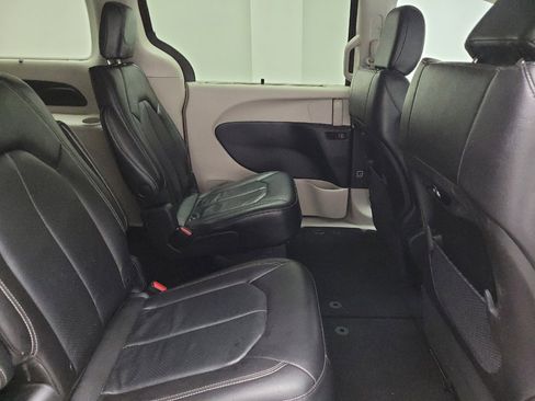 Used 2022 Chrysler Pacifica Touring-L FWD image 19