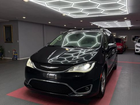 Used 2020 Chrysler Pacifica Limited FWD image 2