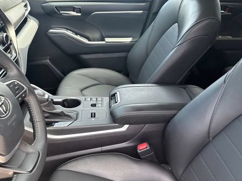 Used 2025 Toyota Highlander XLE FWD image 12