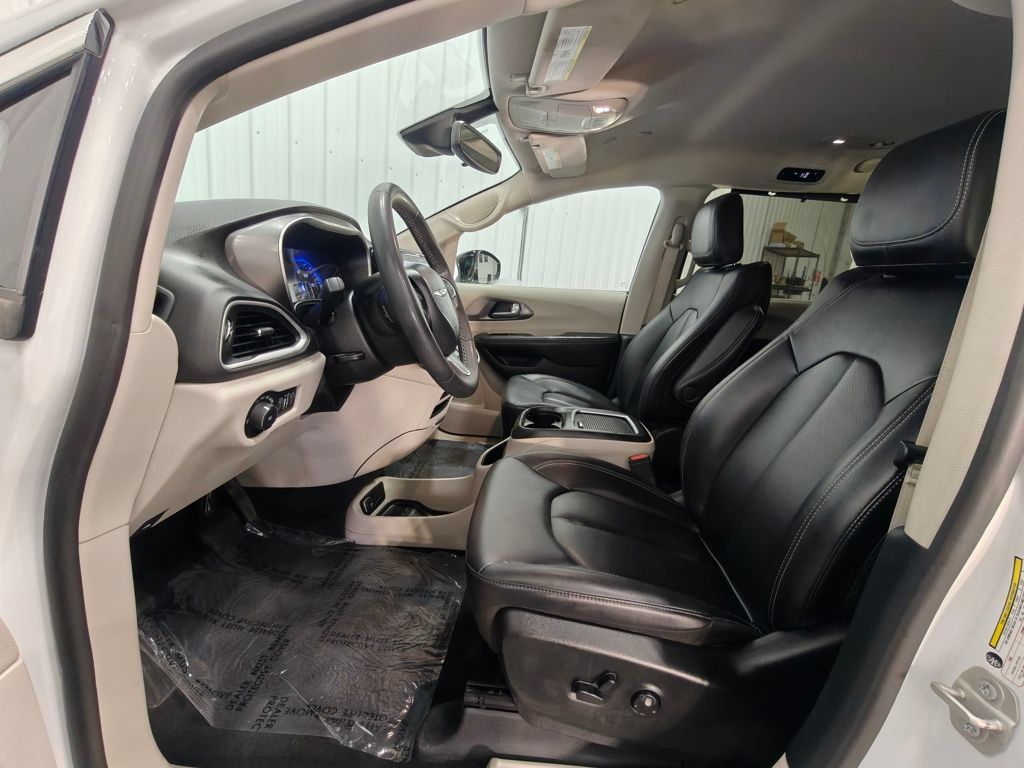 Used 2024 Chrysler Pacifica Touring-L FWD image 24
