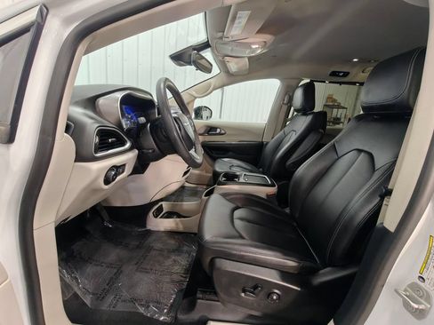 Used 2024 Chrysler Pacifica Touring-L FWD image 24