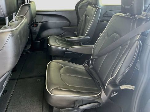 Used 2026 Chrysler Pacifica Limited FWD image 25