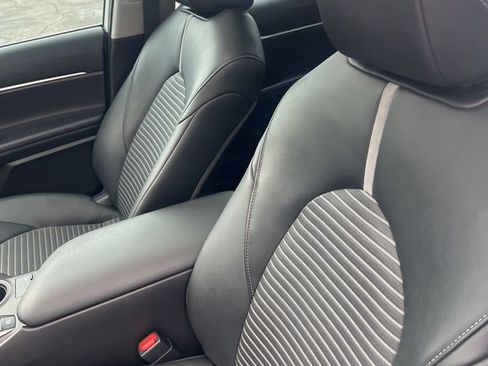 Used 2022 Toyota Camry SE w/ Cold Weather Package image 7