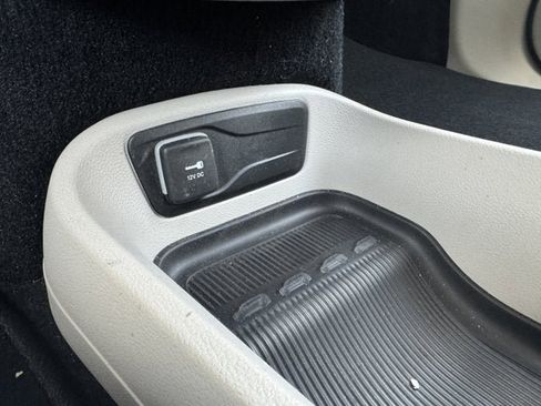 Used 2022 Chrysler Pacifica Touring-L w/ Uconnect Theater Family Group image 27