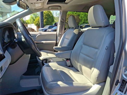 Used 2019 Toyota Sienna XLE w/ XLE Navigation Package FWD image 17