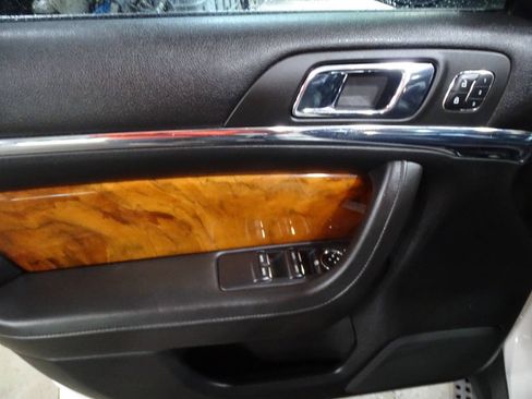 Used 2013 Lincoln MKS AWD image 16