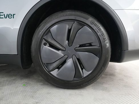 Used 2026 Tesla Model Y 2WD image 9