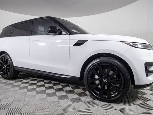 Used 2025 Land Rover Range Rover Sport SE AWD/4WD image 2