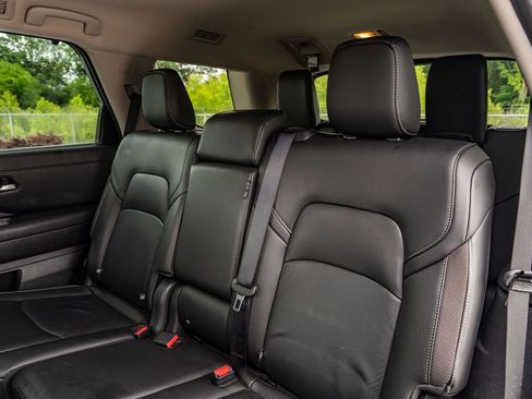 Used 2025 Nissan Pathfinder SL AWD/4WD image 18