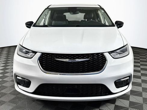 Used 2024 Chrysler Pacifica Touring-L FWD image 2