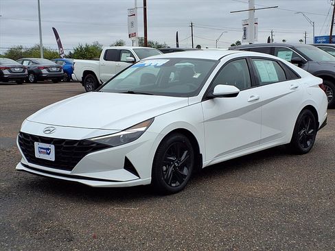 Used 2023 Hyundai Elantra SEL image 3