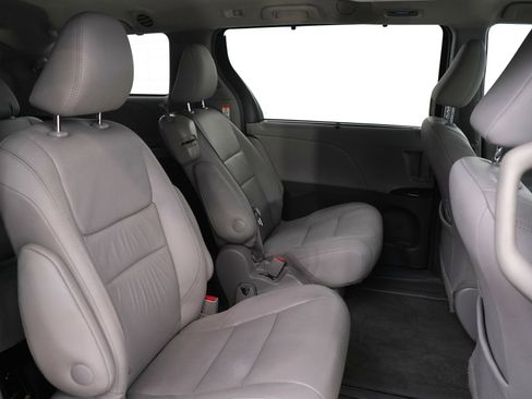 Used 2017 Toyota Sienna XLE Premium image 12