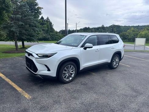 Used 2024 Toyota Grand Highlander AWD image 7