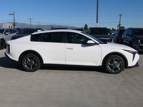 New 2025 Kia K4 LXS image 2