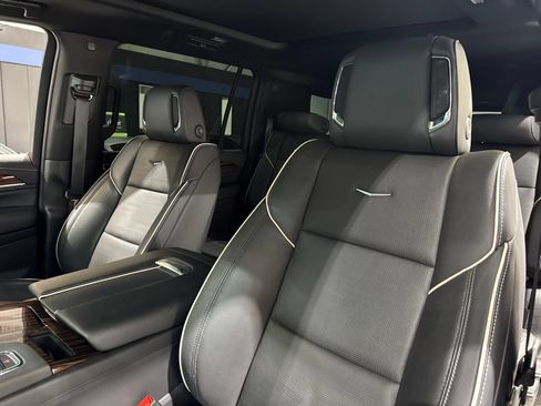 Used 2024 Cadillac Escalade ESV Premium Luxury AWD/4WD image 19