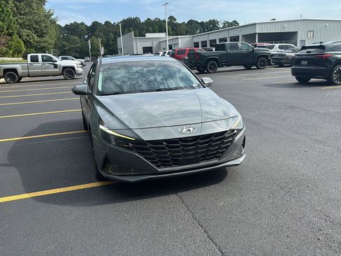 Used 2022 Hyundai Elantra SEL w/ Convenience + Premium Package FWD image 3