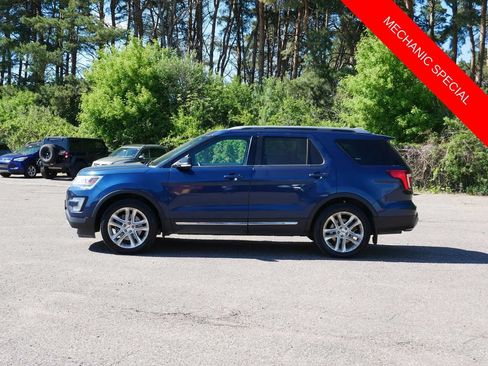 Used 2017 Ford Explorer XLT w/ Equipment Group 202A AWD/4WD image 5