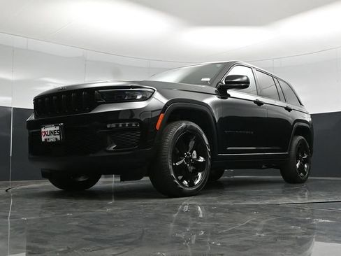 Used 2023 Jeep Grand Cherokee Limited w/ Black Appearance Package AWD/4WD image 62