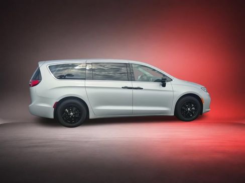 Used 2024 Chrysler Pacifica Touring-L FWD image 9