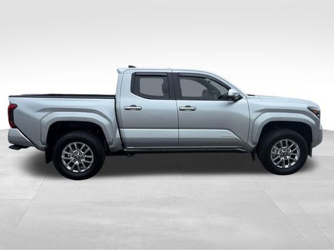 Used 2025 Toyota Tacoma Limited AWD/4WD image 9