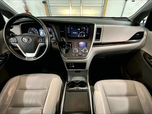 Used 2017 Toyota Sienna XLE Premium AWD/4WD image 14