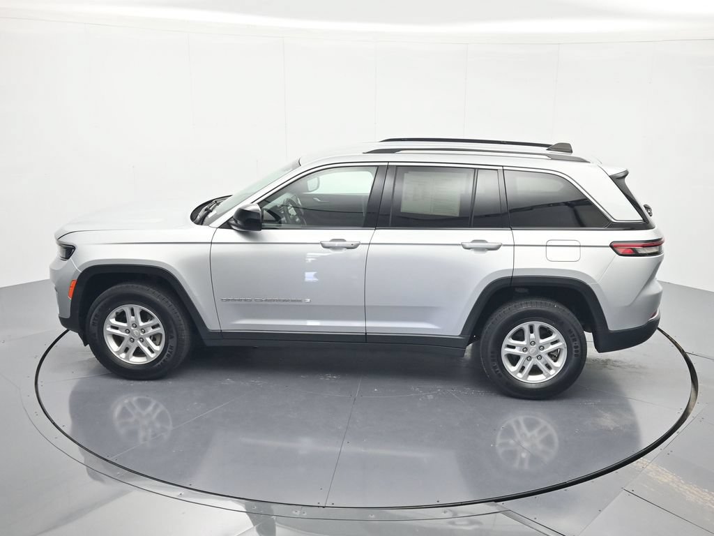 Used 2023 Jeep Grand Cherokee Laredo w/ Luxury Tech Group I AWD/4WD image 35
