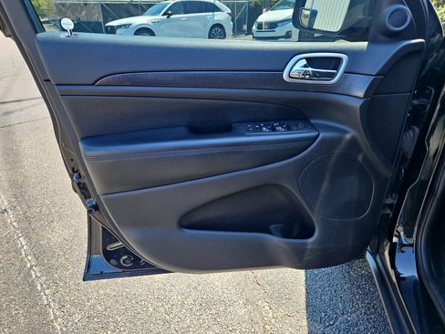 Used 2018 Jeep Grand Cherokee Laredo AWD/4WD image 21