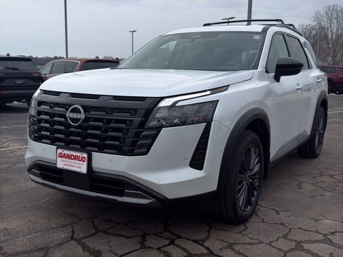 New 2026 Nissan Pathfinder SL image 2