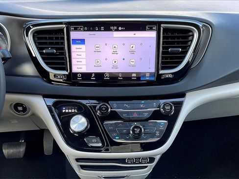 Used 2024 Chrysler Pacifica Touring-L image 7